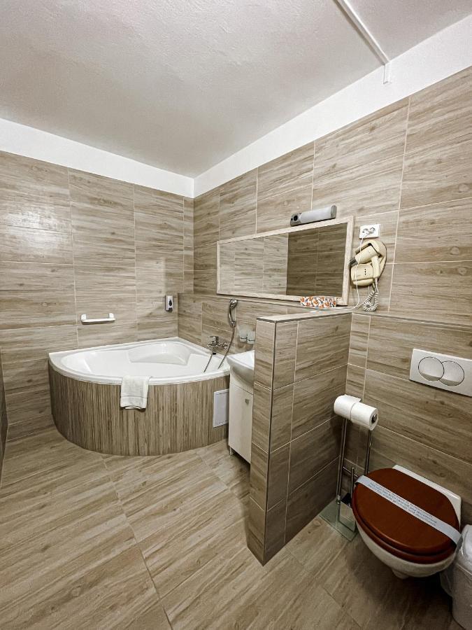 Öreg-tó Hotel és Rendezvénytér Tata Esterno foto