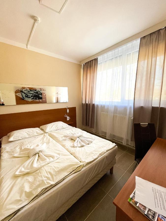 Öreg-tó Hotel és Rendezvénytér Tata Esterno foto