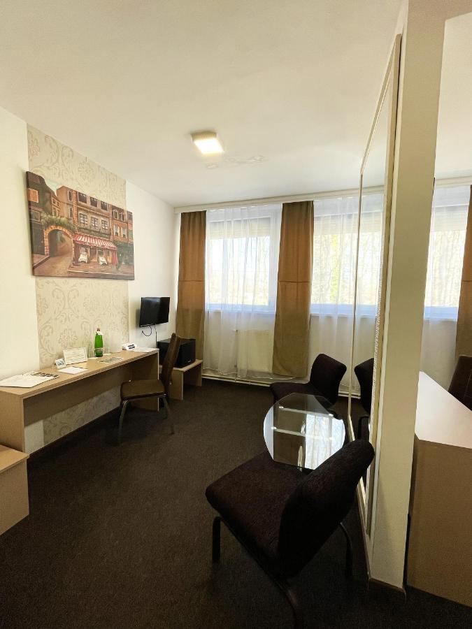 Öreg-tó Hotel és Rendezvénytér Tata Esterno foto