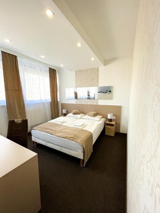 Öreg-tó Hotel és Rendezvénytér Tata Esterno foto