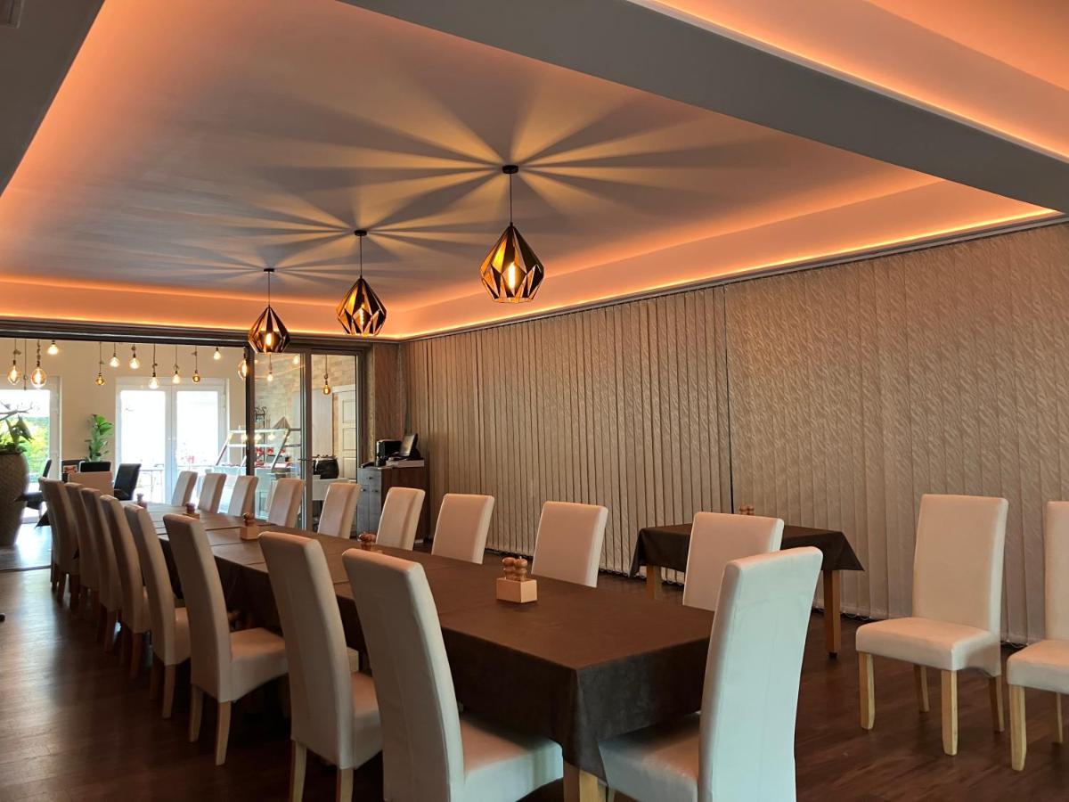 Öreg-tó Hotel és Rendezvénytér Tata Esterno foto